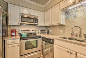 Gallery image of 1 Mi to Port Aransas Beach Condo with Pool Access in Mustang Beach +18 photos