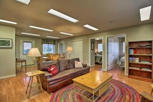 sala de estar con sofá marrón y mesa en Rural Cottage 20 Min to Eugene with Mt Tom Views!, en Harrisburg