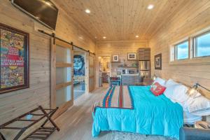 1 dormitorio con 1 cama en una cabaña de madera en Mtn-View Ennis Lake Studio with Kayak, Pool, Fire Pit, en Ennis