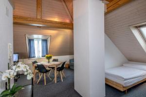 Postel nebo postele na pokoji v ubytování Gasthof Enge Self Check-In Hotel