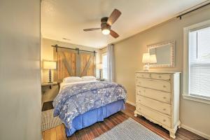 Кровать или кровати в номере Cozy Cottage Less Than 2 Mi to Cape Hatteras Natl Shore!