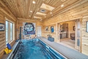 Afbeelding uit fotogalerij van Mtn-View Ennis Lake Studio with Kayak, Pool, Fire Pit in Ennis