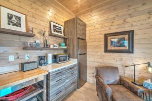 Habitación con escritorio y silla en una cabaña en Mtn-View Ennis Lake Studio with Kayak, Pool, Fire Pit, en Ennis