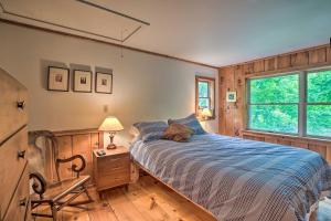 Postel nebo postele na pokoji v ubytování The Mill River Cabin with Fireplace and River View!