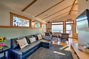 uma sala de estar com um sofá e uma televisão em Puget Sound Vacation Rental Home - 5 Min to Beach em Kingston