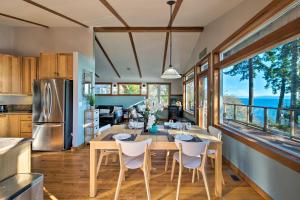 uma cozinha e sala de jantar com mesa e cadeiras em Puget Sound Vacation Rental Home - 5 Min to Beach em Kingston