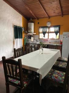 uma sala de jantar com uma mesa e uma cozinha em Casa Confortable em Mar del Plata