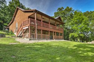 Un jardín fuera de Creekside Hideaway with Fire Pit and Creek Access!