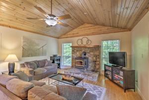 sala de estar con sofá y chimenea en Creekside Hideaway with Fire Pit and Creek Access! en Mountain View