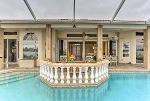 Afbeelding uit fotogalerij van Lakefront Cape Coral Home with Private Pool and Dock! in Cape Coral