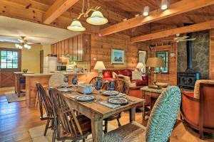 une salle à manger et un salon avec une table et des chaises dans l'établissement Lakefront Milledgeville Cabin Private Dock, Porch, à Resseaus Crossroads