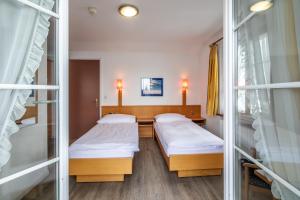Posteľ alebo postele v izbe v ubytovaní Gasthof Enge Self Check-In Hotel