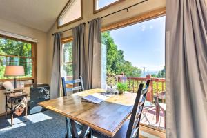 een eetkamer met een tafel en een groot raam bij Cantrell Cottage Cozy Getaway with Smoky Mtn Views in Hendersonville