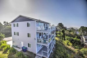 Foto da galeria de Ocean-View Lincoln City Retreat with 3 Viewing Decks em Lincoln City