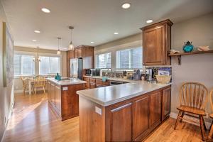 uma cozinha com armários de madeira e electrodomésticos de aço inoxidável em Ocean-View Lincoln City Retreat with 3 Viewing Decks em Lincoln City