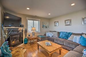 een woonkamer met een bank en een open haard bij Ocean-View Lincoln City Retreat with 3 Viewing Decks in Lincoln City