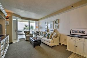 Χώρος καθιστικού στο Luxury Resort Condo with Pool Access on Daytona Beach