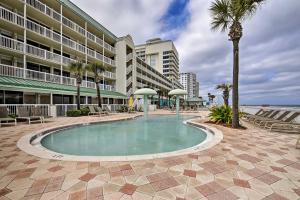 Πισίνα στο ή κοντά στο Luxury Resort Condo with Pool Access on Daytona Beach