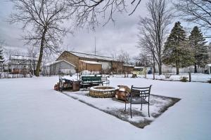 un cortile coperto di neve con un braciere di Hip Downtown Cottage - Walk to Beach, Pier, Dining a East Tawas