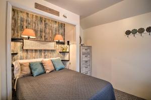 una camera da letto con un letto con due cuscini di Hip Downtown Cottage - Walk to Beach, Pier, Dining a East Tawas
