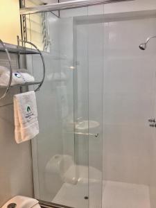 eine Dusche mit Glastür im Badezimmer in der Unterkunft Hotel Puñuykuna - Cajamarca in Cajamarca