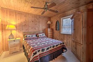 una camera con letto e ventilatore a soffitto di Lakefront Escape with Fishing Pier and Snowmobiling! a Park Falls