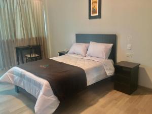 ein Schlafzimmer mit einem großen Bett mit Holzboden in der Unterkunft Hotel Puñuykuna - Cajamarca in Cajamarca + 20 Fotos