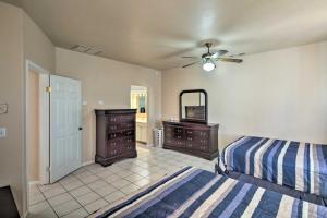 Voodi või voodid majutusasutuse Bullhead City Home Tesla Charger about 3 Mi to River toas +19 fotot