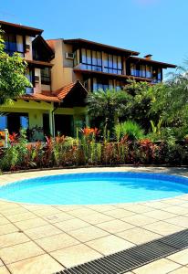 een zwembad voor een gebouw bij Ilha da Galé Tourist Hotel Fazenda de Bombas in Bombinhas