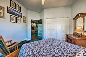 Under the Sea and Ski Apt with View, Near Dwtn客房内的一张或多张床位