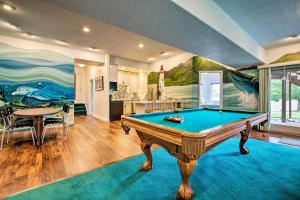 盐湖城Under the Sea and Ski Apt with View, Near Dwtn的带台球桌和厨房的客房