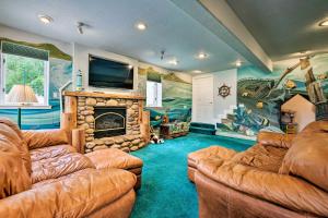Under the Sea and Ski Apt with View, Near Dwtn的电视和/或娱乐中心
