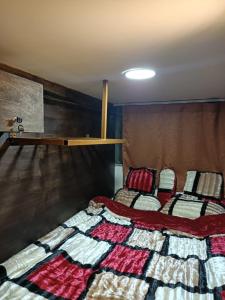 Postel nebo postele na pokoji v ubytování PETRA Cabin Dorms Hostel