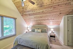 En eller flere senge i et værelse på Wintergreen Resort Home with Deck Walk to Slopes
