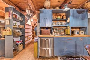 A kitchen or kitchenette at Home with Grill - 10 Mi to Hot Springs Natl Park