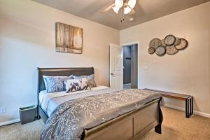 una camera da letto con un letto e un ventilatore a soffitto di Renovated Condo 8 Miles to Snowbasin Ski Resort! a Huntsville Altre 17 foto