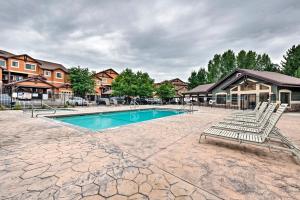 una piscina con due sedie a sdraio in un cortile di Renovated Condo 8 Miles to Snowbasin Ski Resort! a Huntsville