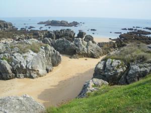 una playa con rocas y el océano en el fondo en Skala en Noja