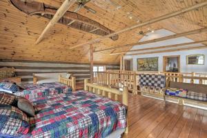 En eller flere senge i et værelse på Log Cabin on the Wolf River with Private Hot Tub!