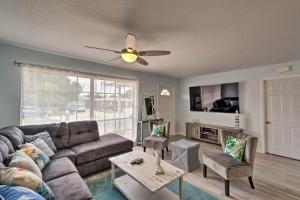 ein Wohnzimmer mit einem Sofa und einem Deckenventilator in der Unterkunft Canalfront Bradenton Home with Dock and Pool! in Bradenton