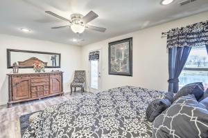 een slaapkamer met een bed en een plafondventilator bij Kimberlys Hope Clark Apt on Farm with Pool Access in Clark