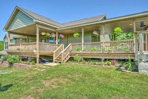 een huis met een groot terras met bloemen erop bij Kimberlys Hope Clark Apt on Farm with Pool Access in Clark