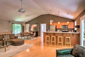 una cucina e un soggiorno con divano e tavolo di Lak Haus Resort-Style Home on Tims Ford Lake! a Winchester