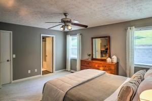 Giường trong phòng chung tại Lak Haus Resort-Style Home on Tims Ford Lake!