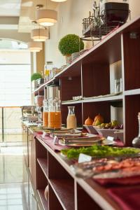 una cocina con una barra larga con platos de comida en Casona Plaza Hotel Colonial, en Arequipa