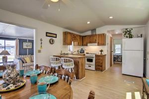 Kuchyň nebo kuchyňský kout v ubytování Pool Access Dog-Friendly Ocean Pines Home + 16 fotografií