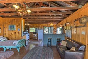 セバストポルにあるMoonview Ranch on 20 Acres in Sonoma County!のリビングルーム(ベッド1台付)、キッチンが備わります。