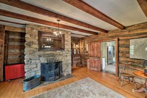un soggiorno vuoto con camino in pietra di Historic Virginia Wine Country Villa with Pool, Yard a Hume
