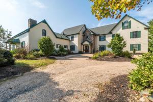 una grande casa bianca con un vialetto d'accesso di Historic Virginia Wine Country Villa with Pool, Yard a Hume