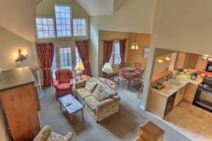 uma sala de estar com um sofá e cadeiras e uma cozinha em Mountain Creek Resort Home - Hot Tub and Pool Access em Vernon Township